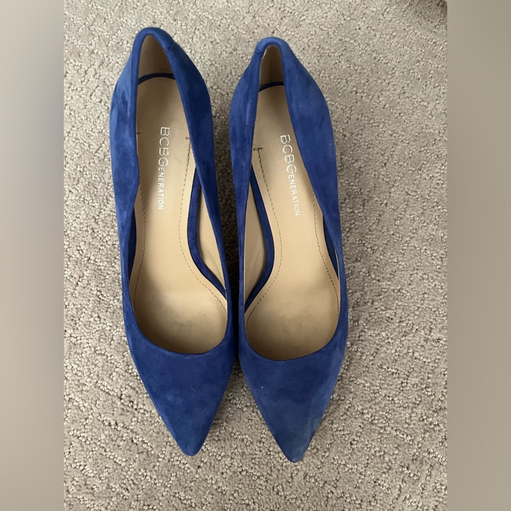 Blue faux suede pumps